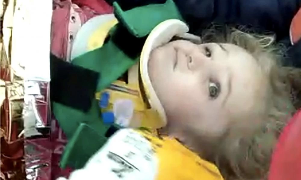 Σμύρνη: Πέθανε 3χρονο κοριτσάκι που ανασύρθηκε από τα συντρίμμια 65 ώρες μετά τον σεισμό (βίντεο)